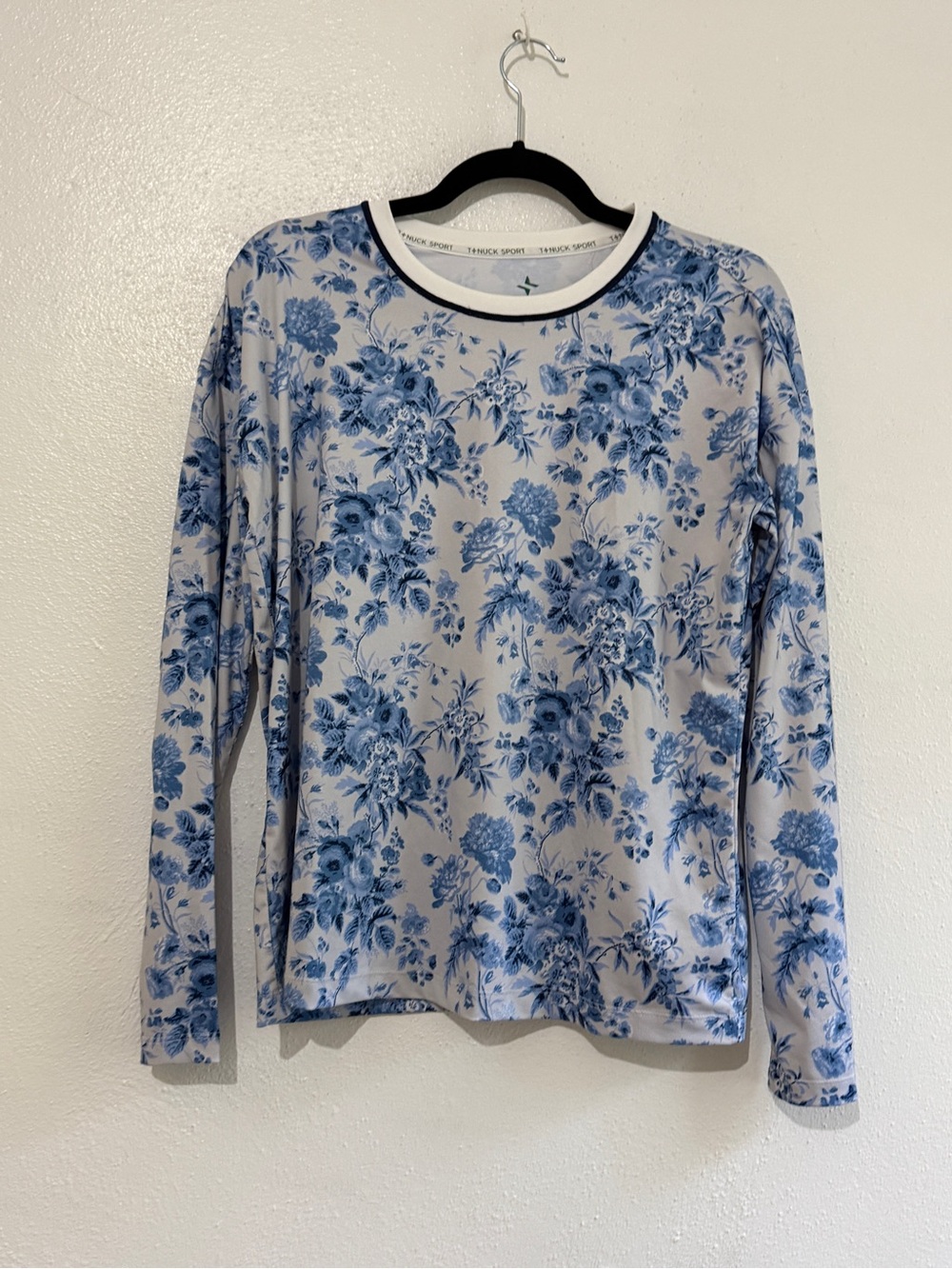 Tuckernuck Sport Floral Blue & White Long Sleeve Women's Top. Sz S.